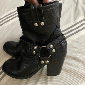 Black heeled boot